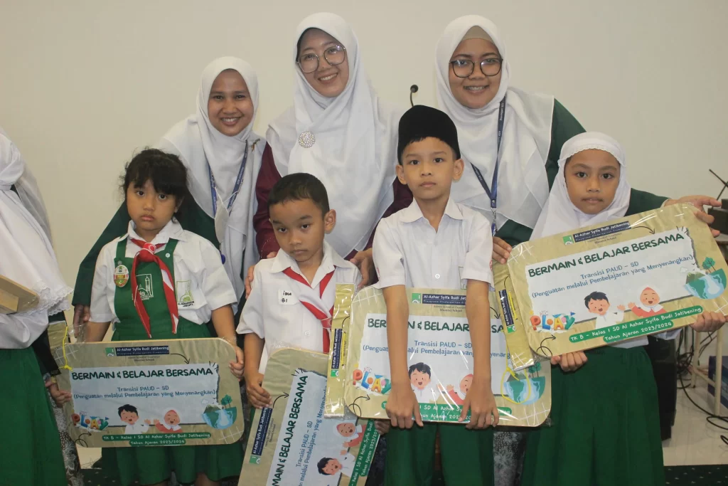 Bermain dan Belajar Bersama Siswa TK B dan SD